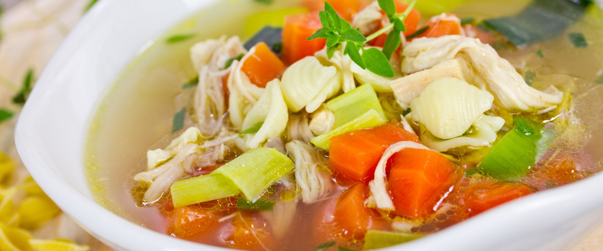 Sopa de verduras y pollo